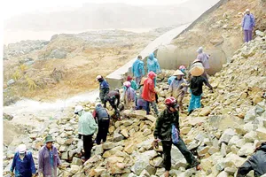 Khắc phục đường công vụ dẫn vào Nhà máy thủy điện Bình Điền (Thừa Thiên - Huế) bị sạt lở