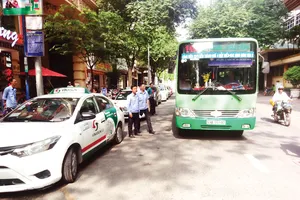 Xử phạt hành vi chiếm dụng hạ tầng xe buýt