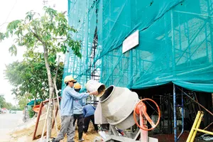 Cá nhân  xây dựng công trình trên 100 triệu đồng phải nộp thuế.  Ảnh: THÀNH TRÍ 