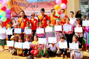 Chia sẻ khó khăn với thầy trò vùng cao