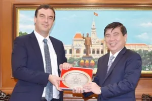 Chủ tịch UBND TPHCM Nguyễn Thành Phong trao quà lưu niệm cho Đại sứ Nadav Eshcar.