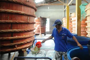  Tỉnh Kiên Giang có đặc sản nước mắm Phú Quốc             Ảnh: CAO THĂNG