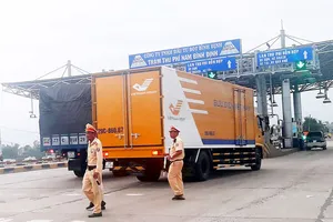 Lực lượng chức năng đảm bảo trật tự tại  Trạm BOT Nam Bình Định      Ảnh: NGỌC OAI