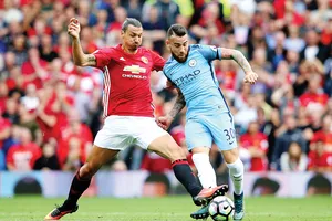 Ibrahimovic (trái, Man.United) tranh bóng với Otamendi (Man.City) ở lần đối đầu mùa trước
