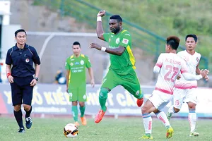 Cầu thủ người Cameroon, Nsi (áo xanh), chân sút chủ lực của CLB Cần Thơ Ảnh: DŨNG PHƯƠNG 