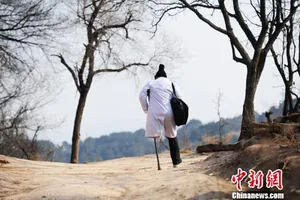 Tấm lòng của một bác sĩ khuyết tật 