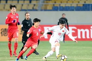 Công Phượng nỗ lực đi bóng trước các hậu vệ Hàn Quốc Ảnh: ANH TRẦN 