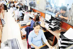 Hải quan giải quyết hồ sơ xuất nhập khẩu tại cảng Cát Lái, TPHCM      Ảnh: THÀNH TRÍ