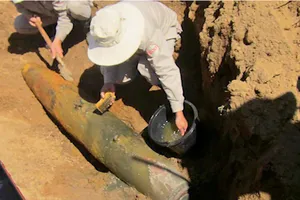 Một người mua phế liệu bàn giao 260 đầu đạn pháo