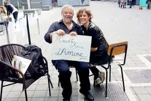 Ông Salvino Sagone với tấm bảng “Tôi lắng nghe câu chuyện tình của bạn”