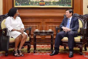 Chủ tịch UBND TP Nguyễn Thành Phong tiếp Tổng Lãnh sự Cuba tại TPHCM Indira Lopez Arguelles. Ảnh: THANHUYTPHCM.VN