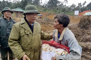 Ông Đinh Văn Thu, Chủ tịch UBND tỉnh Quảng Nam thăm hỏi đồng bào ở Khe Chữ (Trà Vân, Nam Trà My)