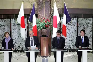 Bộ trưởng Quốc phòng Pháp Florence Parly (bìa trái) trong cuộc gặp với Bộ trưởng Quốc phòng Nhật Bản Itsunori Onodera (bìa phải)