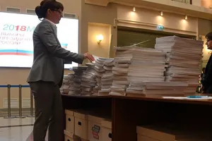 Những người ủng hộ Tổng thống Putin đóng góp chữ ký cho nhà lãnh đạo Nga trong cuộc bầu cử 2018. Ảnh: SPUTNIK