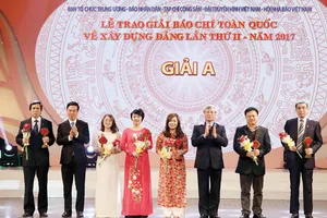 Đồng chí Trần Quốc Vượng và đồng chí Võ Văn Thưởng trao giải A cho các tác giả đoạt giải