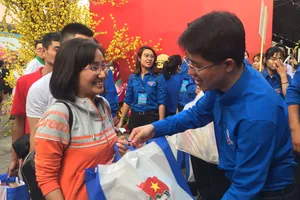 Trao quà cho thanh niên công nhân về quê đón tết