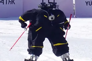 Thi robot trượt tuyết đầu tiên trên thế giới