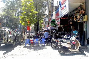 Lấn chiếm vỉa hè, lòng đường bán tết 