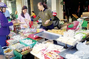 Hàng hóa về chợ tăng dần, mãi lực nhích nhẹ