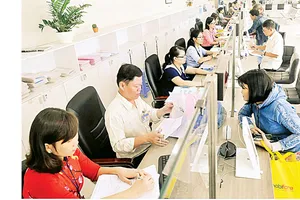 Giải quyết hồ sơ nhà đất cho người dân tại UBND quận 12, sáng 21-2           Ảnh: CAO THĂNG