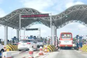 Sẽ xử phạt chủ xe không dán thẻ thu phí tự động