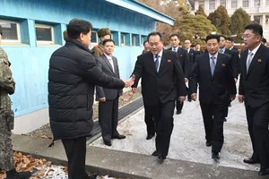 Phái đoàn Triều Tiên bước qua biên giới đến Hàn Quốc đàm phán hồi tháng 1/2018. Ảnh: EPA