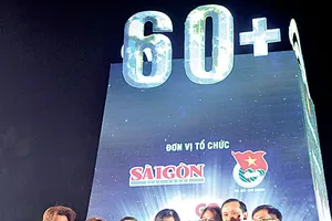 Nhấn nút tắt đèn hưởng ứng Giờ Trái đất 2018 tại Nhà Văn hóa Thanh niên TPHCM      Ảnh: Cao Thăng