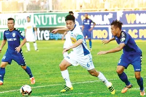 Các thương hiệu sữa tràn ngập trên sân Pleiku ở V-League 2018 Ảnh: DŨNG PHƯƠNG