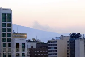 Khói bốc lên tại thủ đô Damascus sau đợt tấn công của liên quân Mỹ - Anh - Pháp nhằm vào Syria ngày 14/4. (Nguồn: THX/ TTXVN)