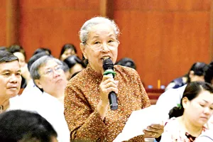 Các cử tri góp ý tại buổi tiếp xúc cử tri của các ĐBQH TPHCM ngày 5-5  