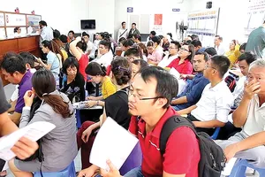 Cảnh quá tải khi người dân đi làm thủ tục sang nhượng đất tại quận 9