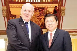 Chủ tịch UBND TPHCM Nguyễn Thành Phong tiếp Toàn quyền Australia Peter Cosgrove                                                         Ảnh: VIỆT DŨNG