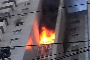 Dập tắt vụ cháy lớn tại chung cư, giải cứu 6 người 