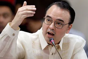 Ngoại trưởng Cayetano phát biểu tại Thượng viện Philippines tháng 5/2017. Ảnh: AP.