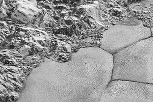 Phát hiện những đụn băng trên sao Diêm Vương