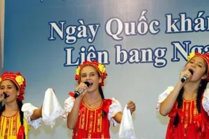 Chương trình văn nghệ chào mừng Quốc khánh Liên bang Nga. Ảnh: TTXVN