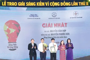 Đại diện nhóm tác giả của EVN SPC được trao nhận giải nhất trong cuộc thi “Sáng kiến vì cộng đồng” lần 2