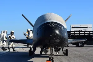 Các kỹ sư kiểm tra tàu bay tại Trung tâm Vũ trụ Kennedy tháng 5-2017. (Ảnh: Reuters)