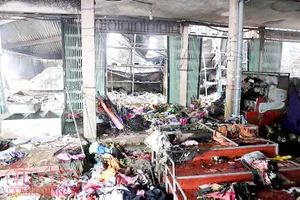 Hỏa hoạn thiêu rụi chợ trung tâm Sóc Sơn