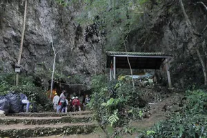 Lối vào cửa hang động được cho là nơi đội bóng thiếu niên bị mất tích. (Nguồn: Thai News Pix/AP)