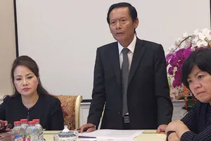 Bà Chu Thị Bình (bên trái) mời 2 luật sư Phan Trung Hoài và Đinh Ánh Tuyết tư vấn, hỗ trợ mặt pháp lý, bảo vệ quyền và lợi ích hợp pháp cho mình