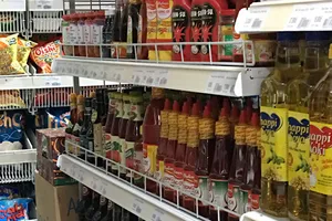 Nước chấm công nghiệp và nước mắm tự nhiên thường được trưng bày gần nhau nên  người tiêu dùng dễ nhầm lẫn
