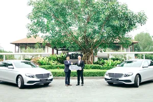 Mercedes-Benz bàn giao bộ đôi E 200 cho  khu phức hợp nghỉ dưỡng quốc tế Laguna Lăng Cô