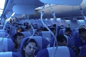 Mặt nạ dưỡng khí bung xuống sau khi máy bay phải hạ độ cao khẩn cấp. Ảnh: SCMP