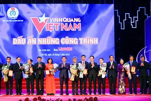 Phó Thủ tướng Vương Đình Huệ, Trưởng Ban Tuyên giáo Trung ương Võ Văn Thưởng, cùng lãnh đạo các bộ ngành với đại diện của 8 công trình tiêu biểu của đất nước. Ảnh: VGP