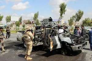 Lực lượng an ninh Afghanistan điều tra tại hiện trường một vụ đánh bom tại Kandahar. - Ảnh: agerpres.ro.