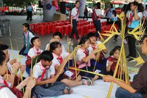 Thiếu nhi tham gia các hoạt động tại trại hè. Ảnh: TTXVN