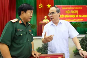 Bí thư Thành ủy TPHCM Nguyễn Thiện Nhân trao đổi với  Thiếu tướng  Trương Văn Hai, Tư lệnh Bộ Tư lệnh TPHCM, bên lề hội nghị Ảnh: VIỆT DŨNG