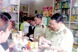 QLTT TPHCM kiểm tra một cơ sở kinh doanh có dấu hiệu sai phạm