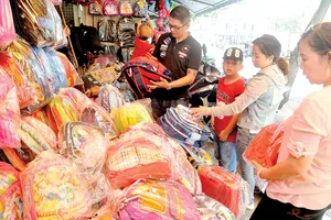 Mua cặp học sinh tại cửa hàng Phương Mỹ trên đường Nguyễn Trãi, quận 1, TPHCM   Ảnh: THÀNH TRÍ